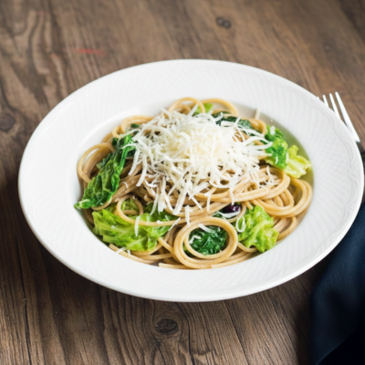 KI generiert: Ein Teller Spaghetti mit Spinat und geriebenem Käse auf einem Holztisch.