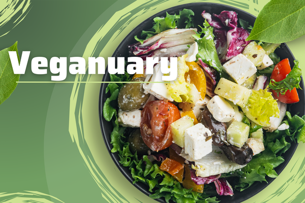 KI generiert: Das Bild zeigt eine Schüssel mit Gemüsesuppe und einem Brötchen auf einem Tisch. Auf dem Bild steht der Text "Wärmt die Seele".