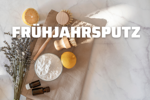 KI generiert: Das Bild zeigt eine Schüssel mit Gemüsesuppe und einem Brötchen auf einem Tisch. Auf dem Bild steht der Text "Wärmt die Seele".