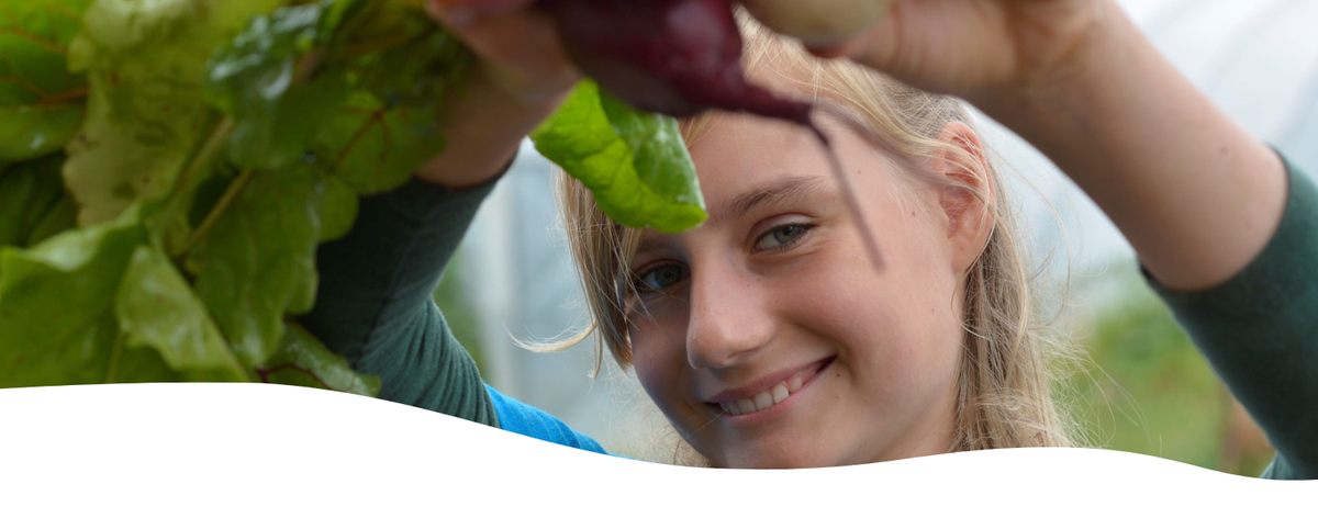 KI generiert: Person hält Gemüse und lächelt in die Kamera.