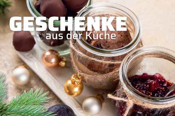 KI generiert: Eine Auswahl an eingemachten Leckereien in Gläsern, dekoriert mit weihnachtlichen Kugeln. Text: "GESCHENKE aus der Küche".