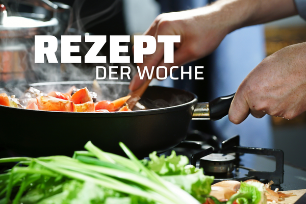 KI generiert: Kochen in einer Pfanne. Text: "REZEPT DER WOCHE".