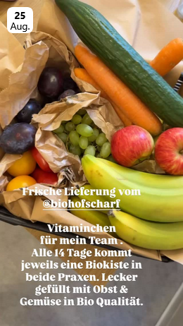 KI generiert: Obst- und Gemüsekiste mit Bioprodukten. Text: "Frische Lieferung vom @biohofscharf..."
