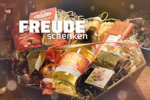 KI generiert: Geschenkset mit Glühwein, Pralinen und Keksen. Text: "FREUDE schenken".